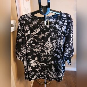 Brody Myles Plus Black & White Floral Women's Top - Classic Crewneck